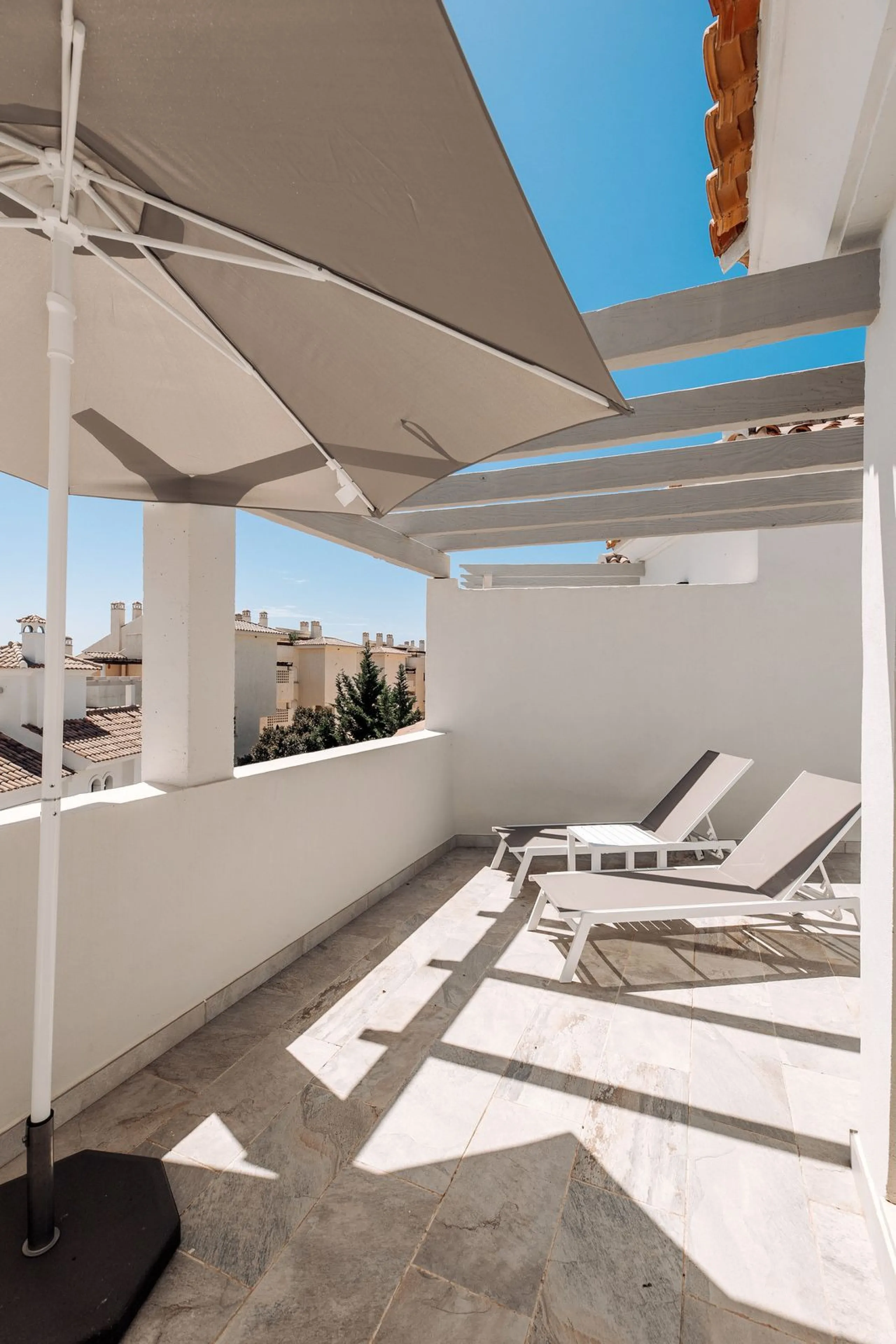INVESTMENT PROPERTY GENERATING A YIELD OF NEARLY 6% GROSS PER ANNUM. THIS PROPERTY IS NOT VACANT IT HAS A PAYING TENANT ON A LONG TERM RENTAL CONTRACT FROM FEB 2026.