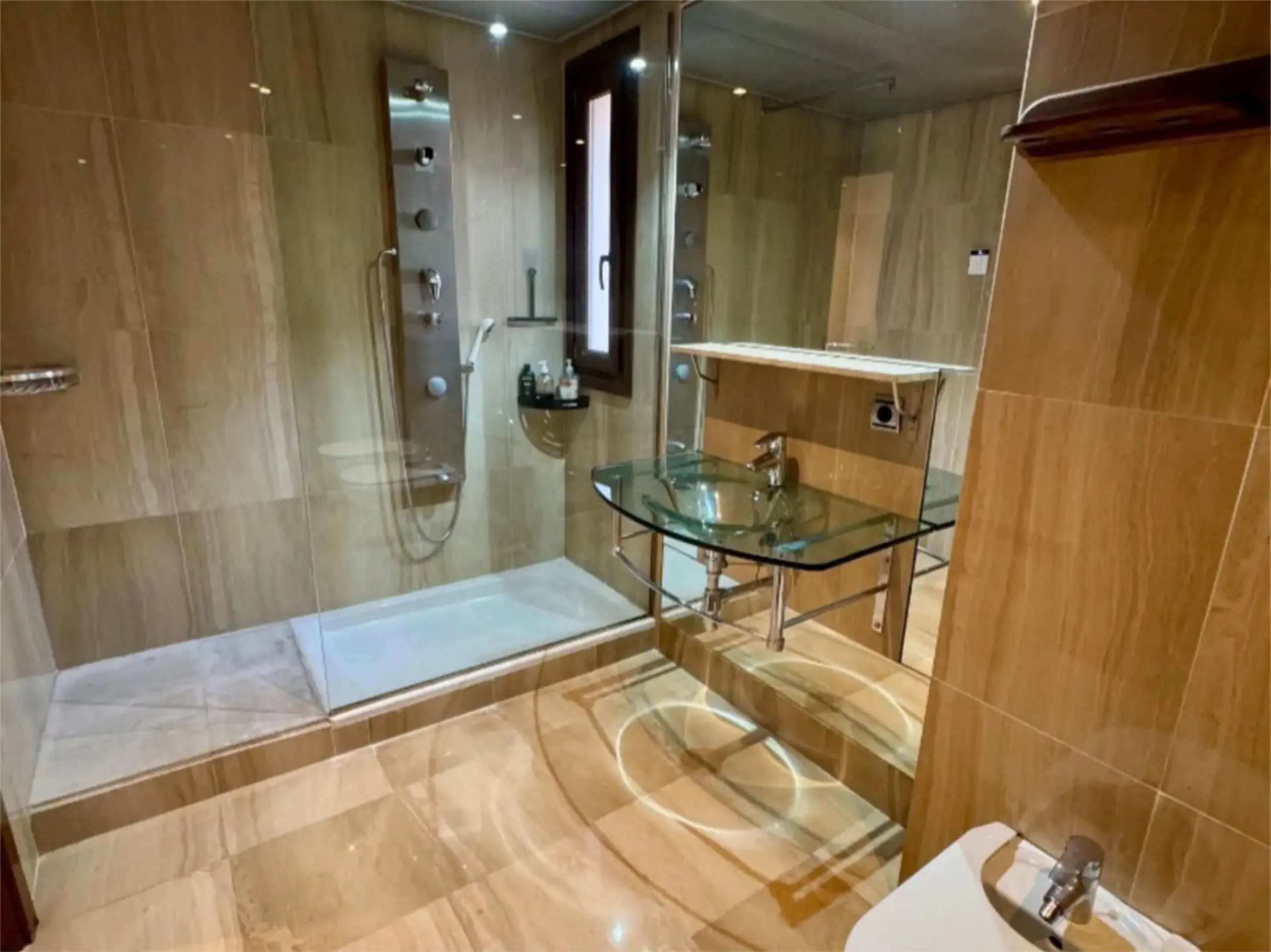 Apartment - Middle Floor Apartment в продаже в Estepona, Málaga. В доме 3 спален и 2 ванных комнат. Площадь дома 192 м²
