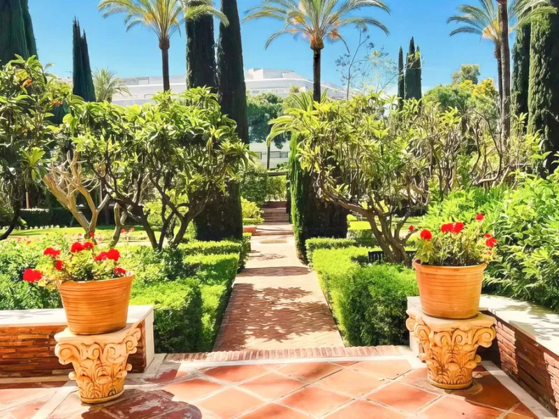 OPPORTUNITY: Beach side 3 bed luxury apartment, Marbella Golden Mile.