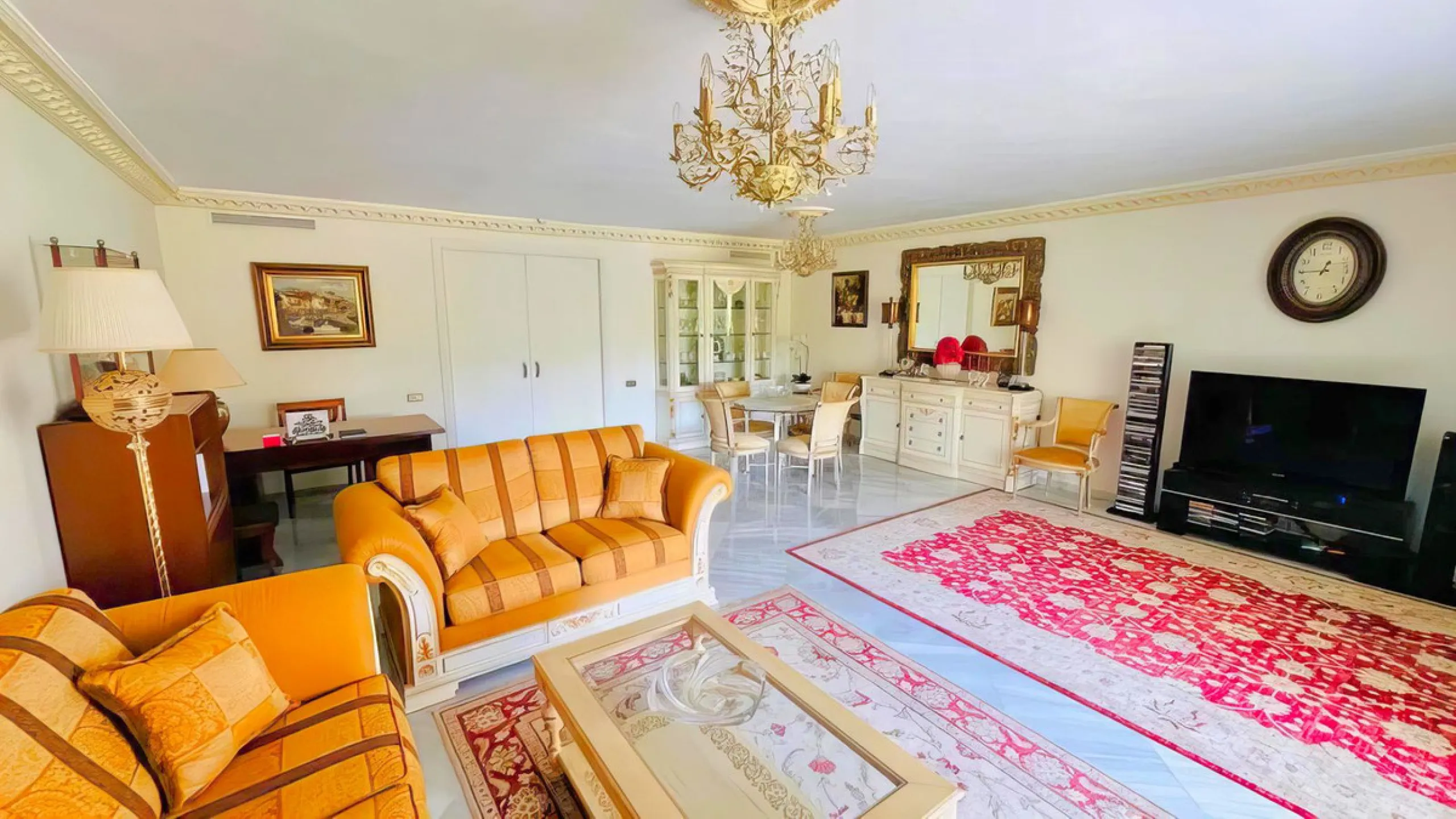 OPPORTUNITY: Beach side 3 bed luxury apartment, Marbella Golden Mile.