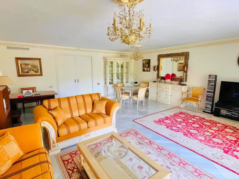 OPPORTUNITY: Beach side 3 bed luxury apartment, Marbella Golden Mile.