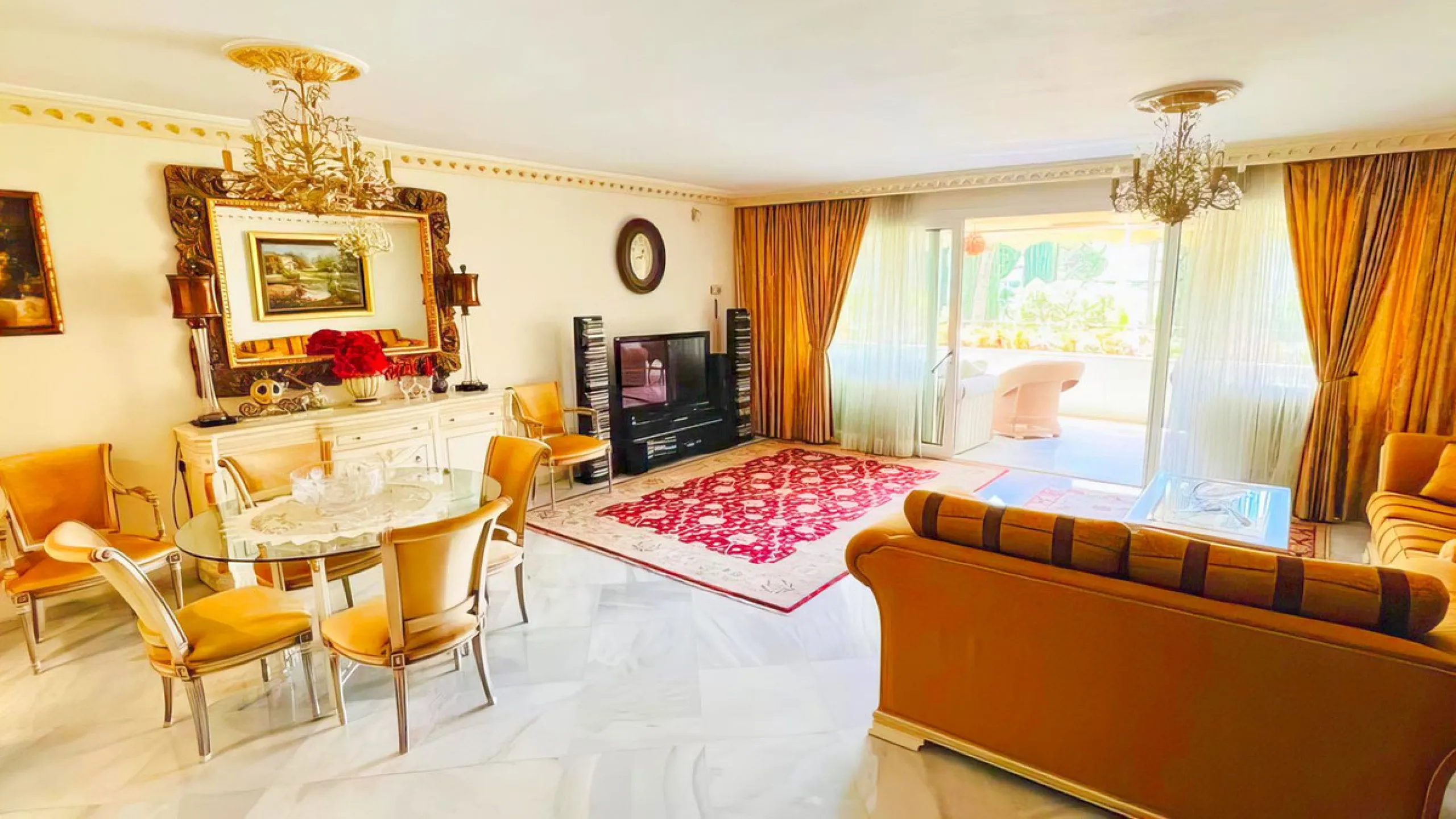 OPPORTUNITY: Beach side 3 bed luxury apartment, Marbella Golden Mile.