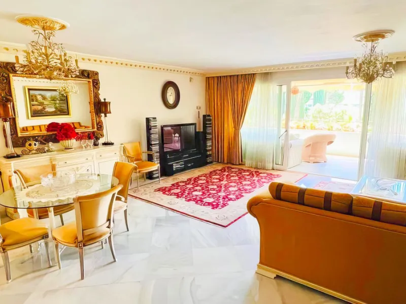 OPPORTUNITY: Beach side 3 bed luxury apartment, Marbella Golden Mile.