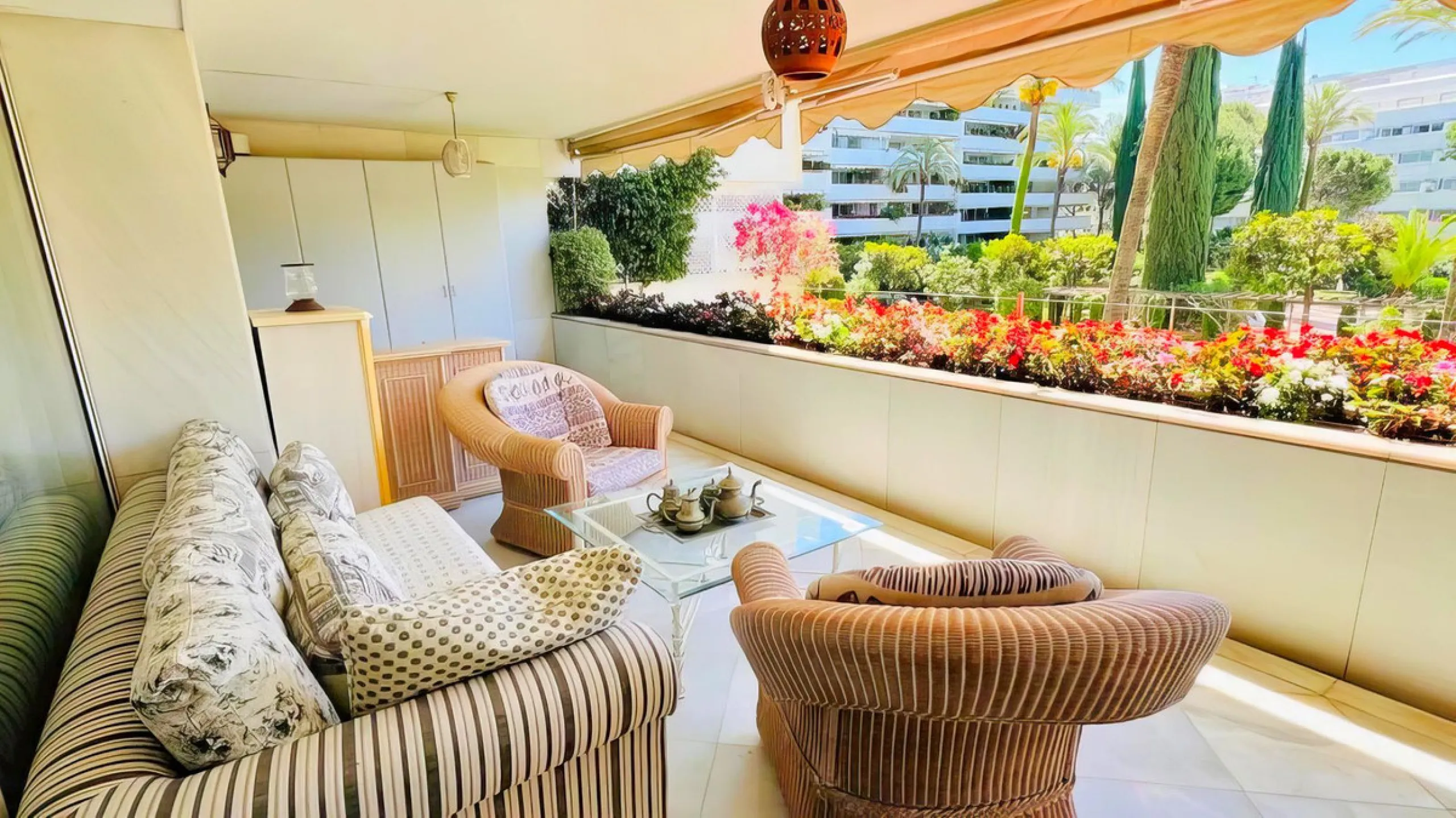 OPPORTUNITY: Beach side 3 bed luxury apartment, Marbella Golden Mile.