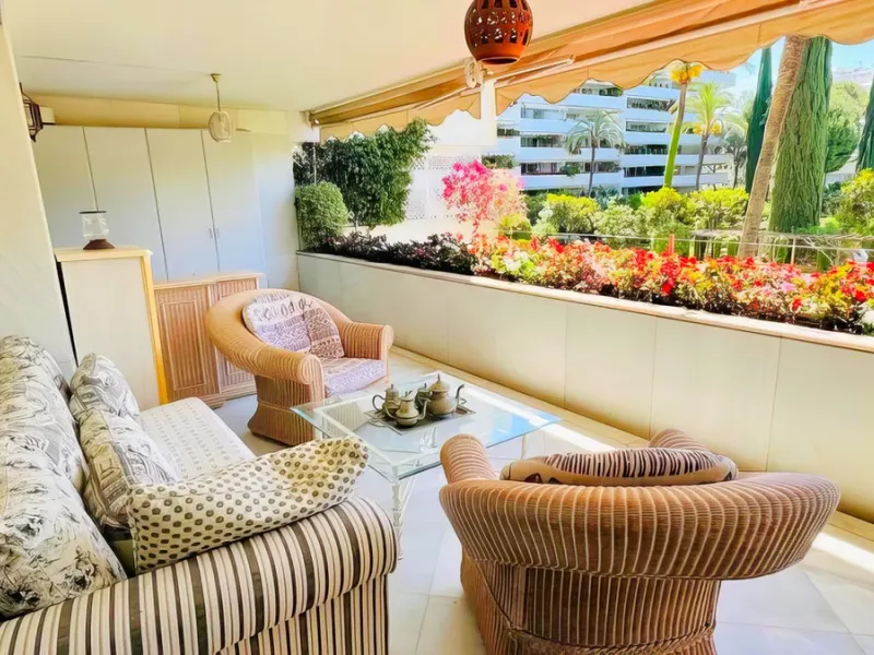 OPPORTUNITY: Beach side 3 bed luxury apartment, Marbella Golden Mile.
