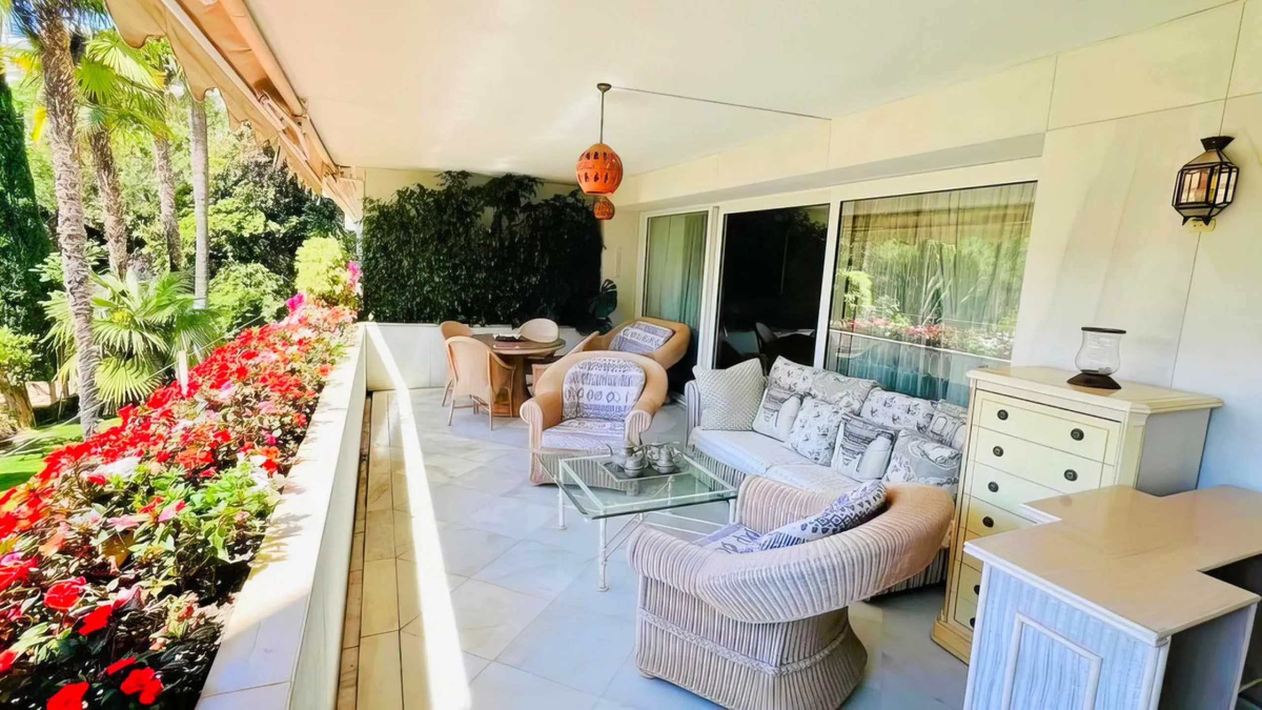 OPPORTUNITY: Beach side 3 bed luxury apartment, Marbella Golden Mile.