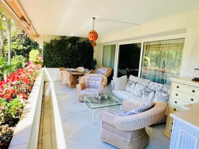 OPPORTUNITY: Beach side 3 bed luxury apartment, Marbella Golden Mile.