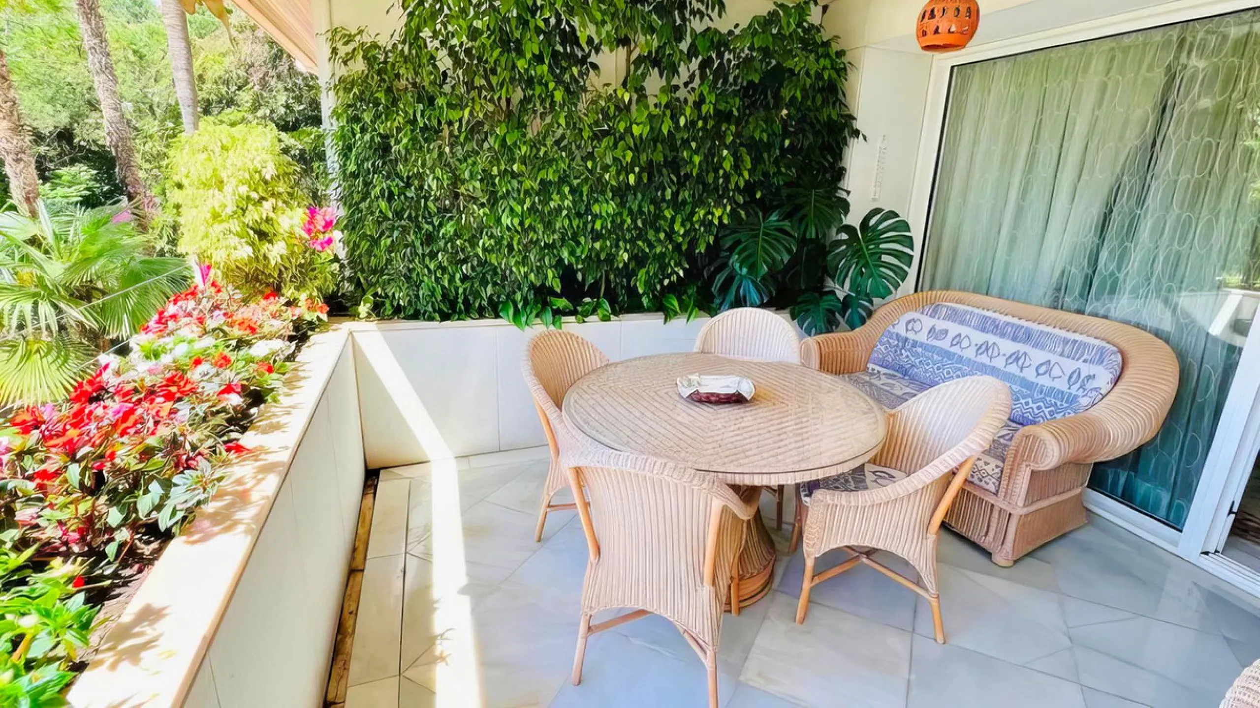 OPPORTUNITY: Beach side 3 bed luxury apartment, Marbella Golden Mile.