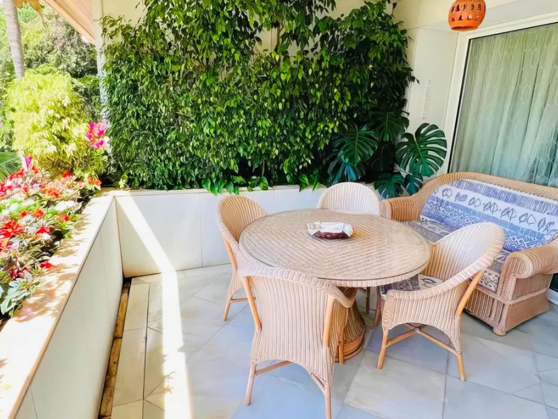 OPPORTUNITY: Beach side 3 bed luxury apartment, Marbella Golden Mile.
