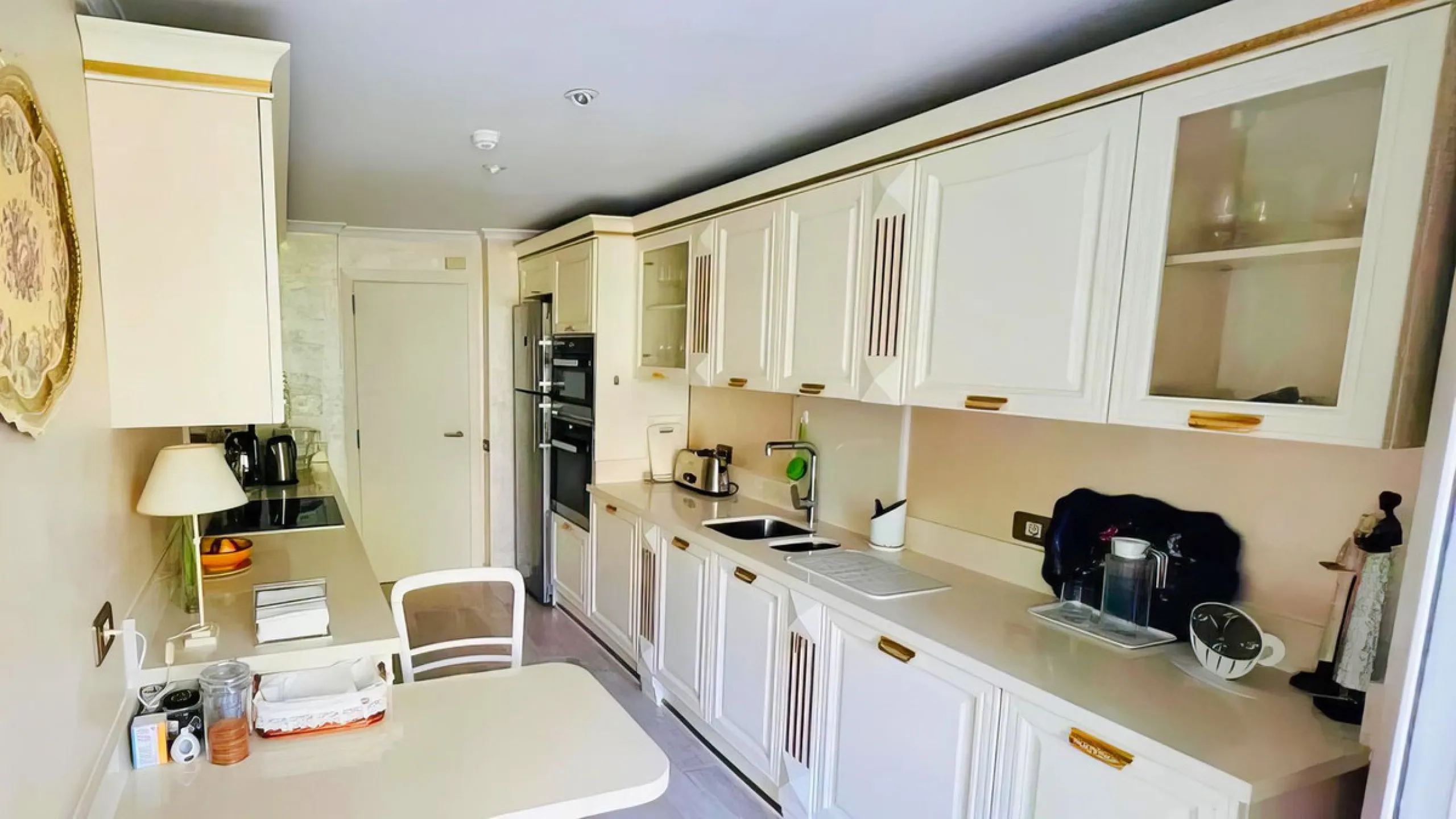 OPPORTUNITY: Beach side 3 bed luxury apartment, Marbella Golden Mile.