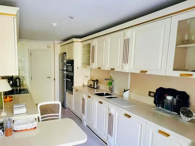 OPPORTUNITY: Beach side 3 bed luxury apartment, Marbella Golden Mile.