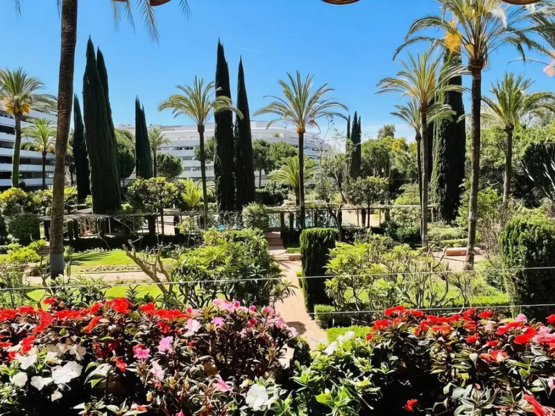 OPPORTUNITY: Beach side 3 bed luxury apartment, Marbella Golden Mile.