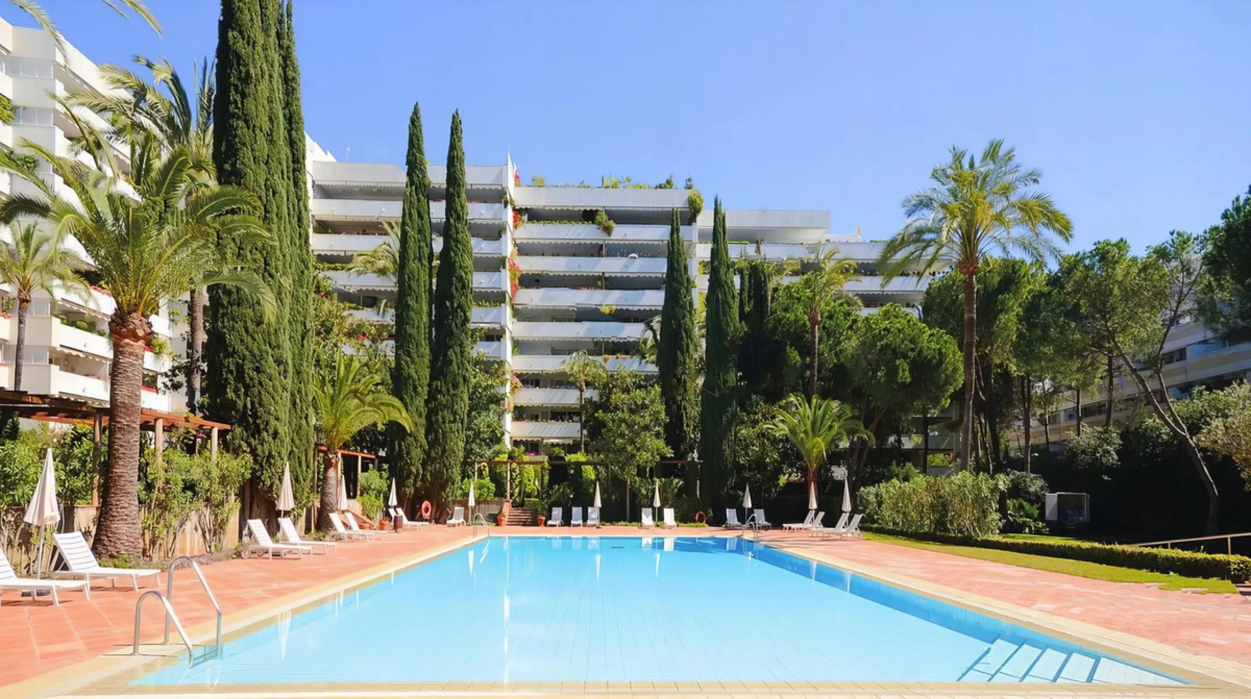OPPORTUNITY: Beach side 3 bed luxury apartment, Marbella Golden Mile.