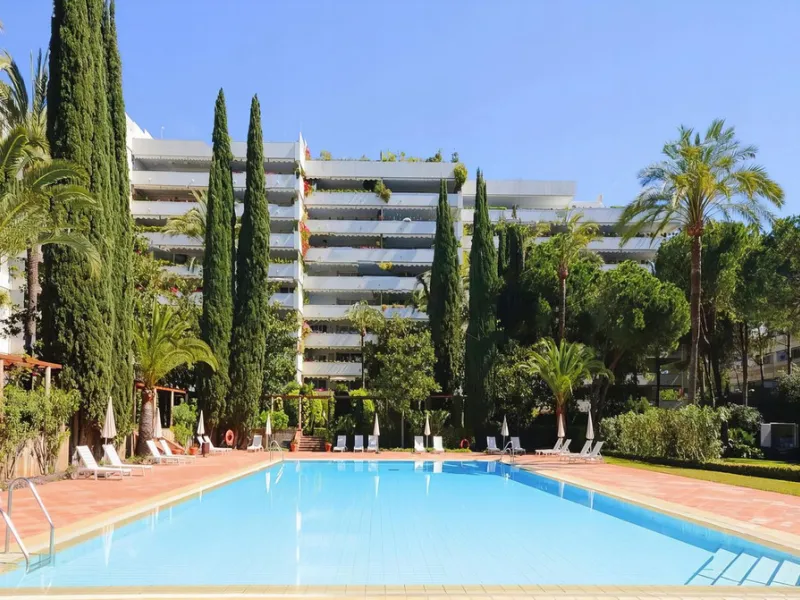 OPPORTUNITY: Beach side 3 bed luxury apartment, Marbella Golden Mile.