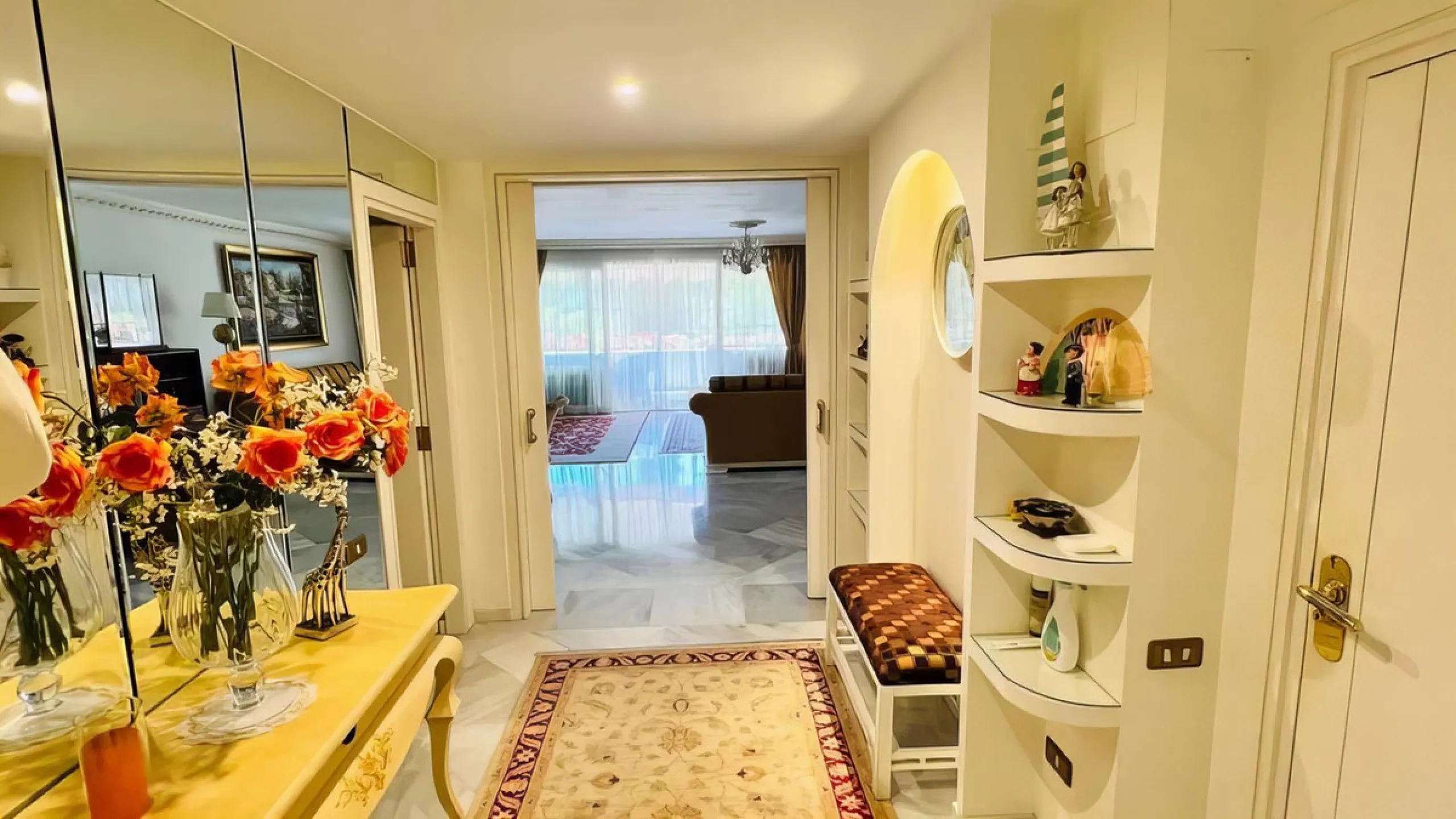 OPPORTUNITY: Beach side 3 bed luxury apartment, Marbella Golden Mile.