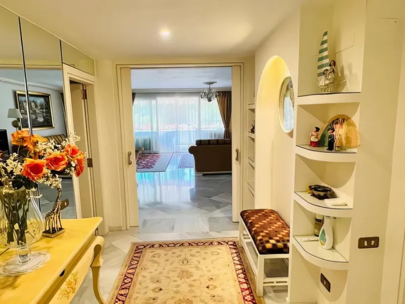 OPPORTUNITY: Beach side 3 bed luxury apartment, Marbella Golden Mile.