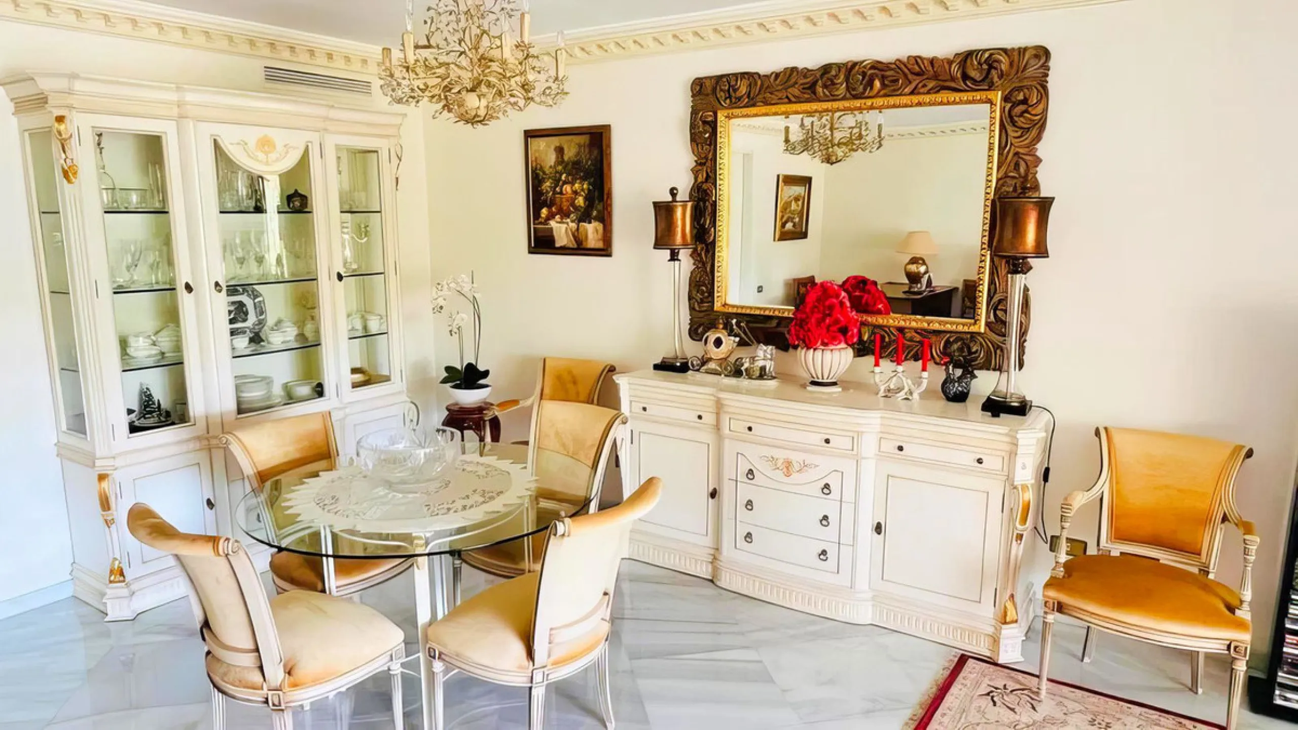 OPPORTUNITY: Beach side 3 bed luxury apartment, Marbella Golden Mile.