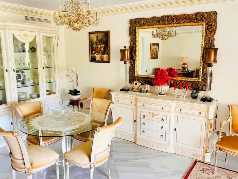 OPPORTUNITY: Beach side 3 bed luxury apartment, Marbella Golden Mile.