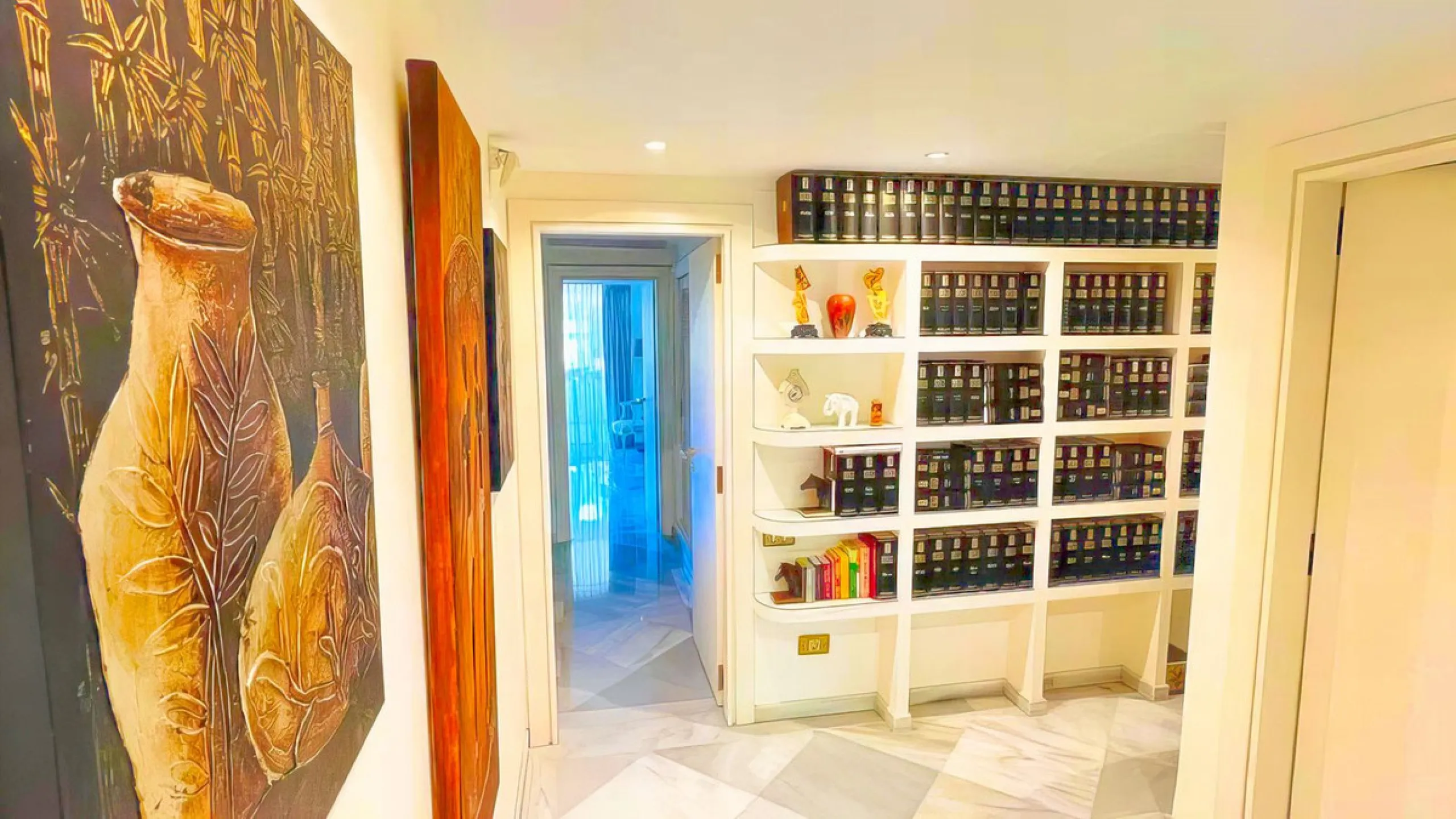 OPPORTUNITY: Beach side 3 bed luxury apartment, Marbella Golden Mile.