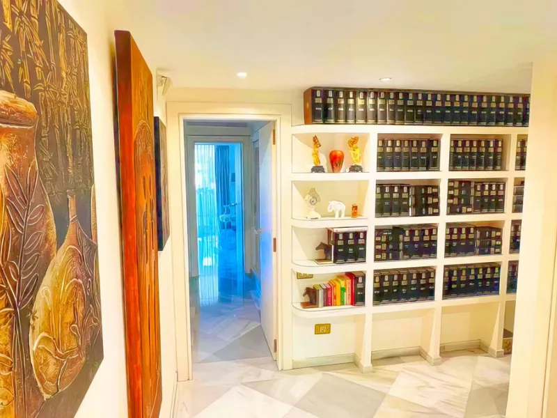 OPPORTUNITY: Beach side 3 bed luxury apartment, Marbella Golden Mile.