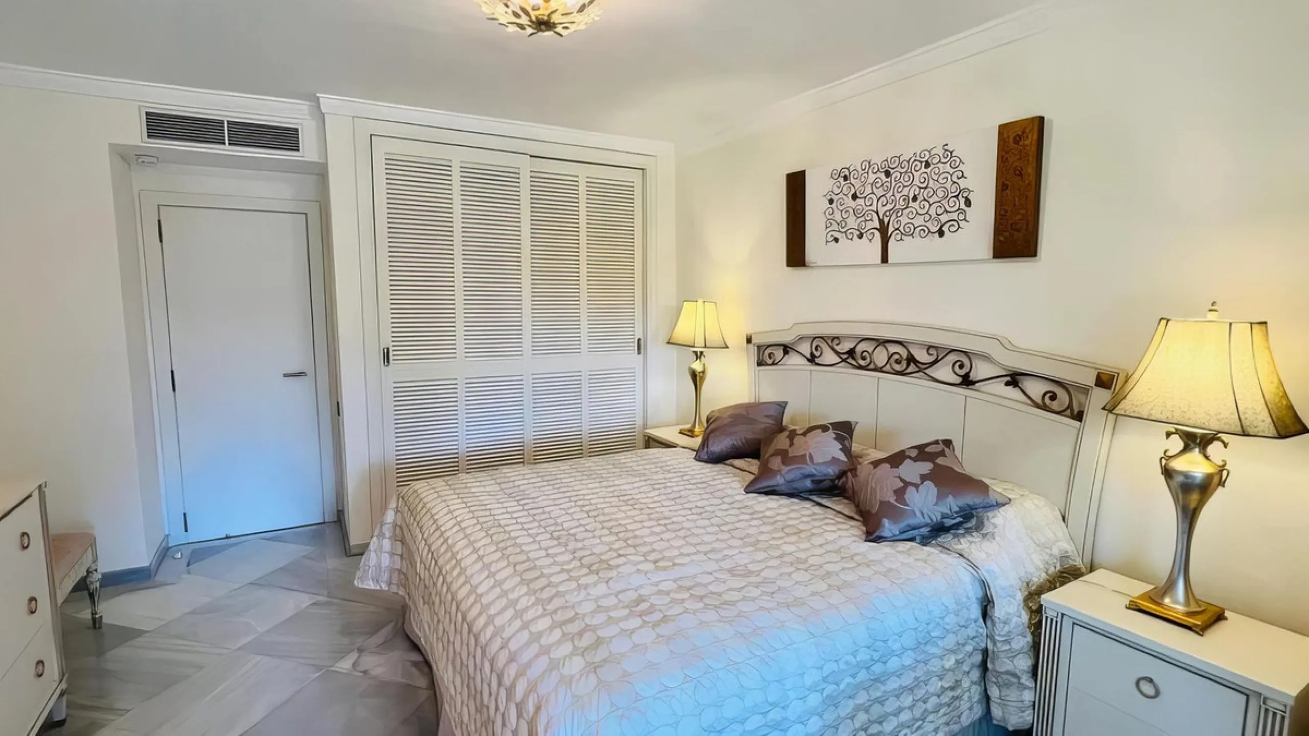 OPPORTUNITY: Beach side 3 bed luxury apartment, Marbella Golden Mile.