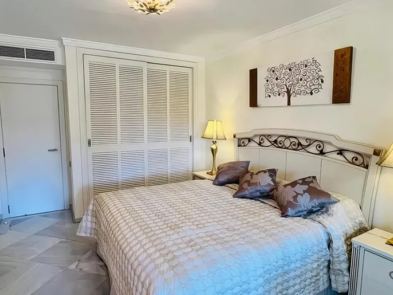 OPPORTUNITY: Beach side 3 bed luxury apartment, Marbella Golden Mile.