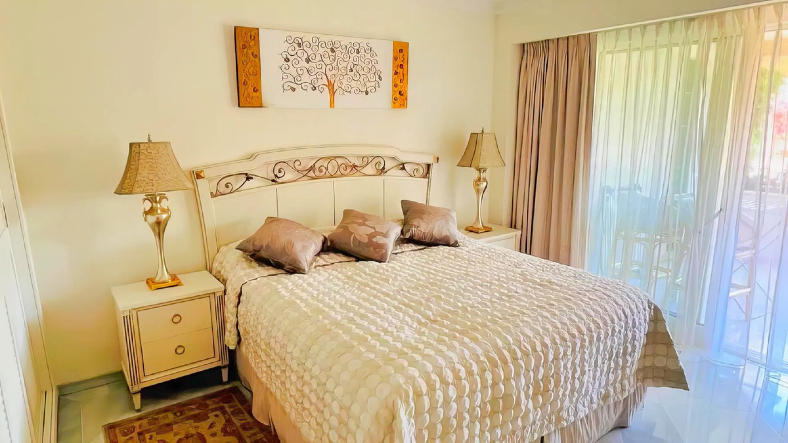 OPPORTUNITY: Beach side 3 bed luxury apartment, Marbella Golden Mile.