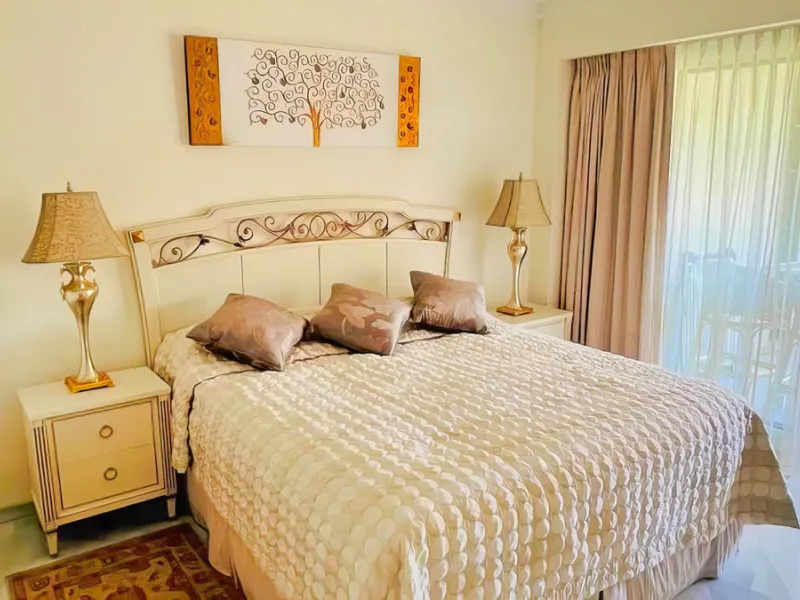 OPPORTUNITY: Beach side 3 bed luxury apartment, Marbella Golden Mile.