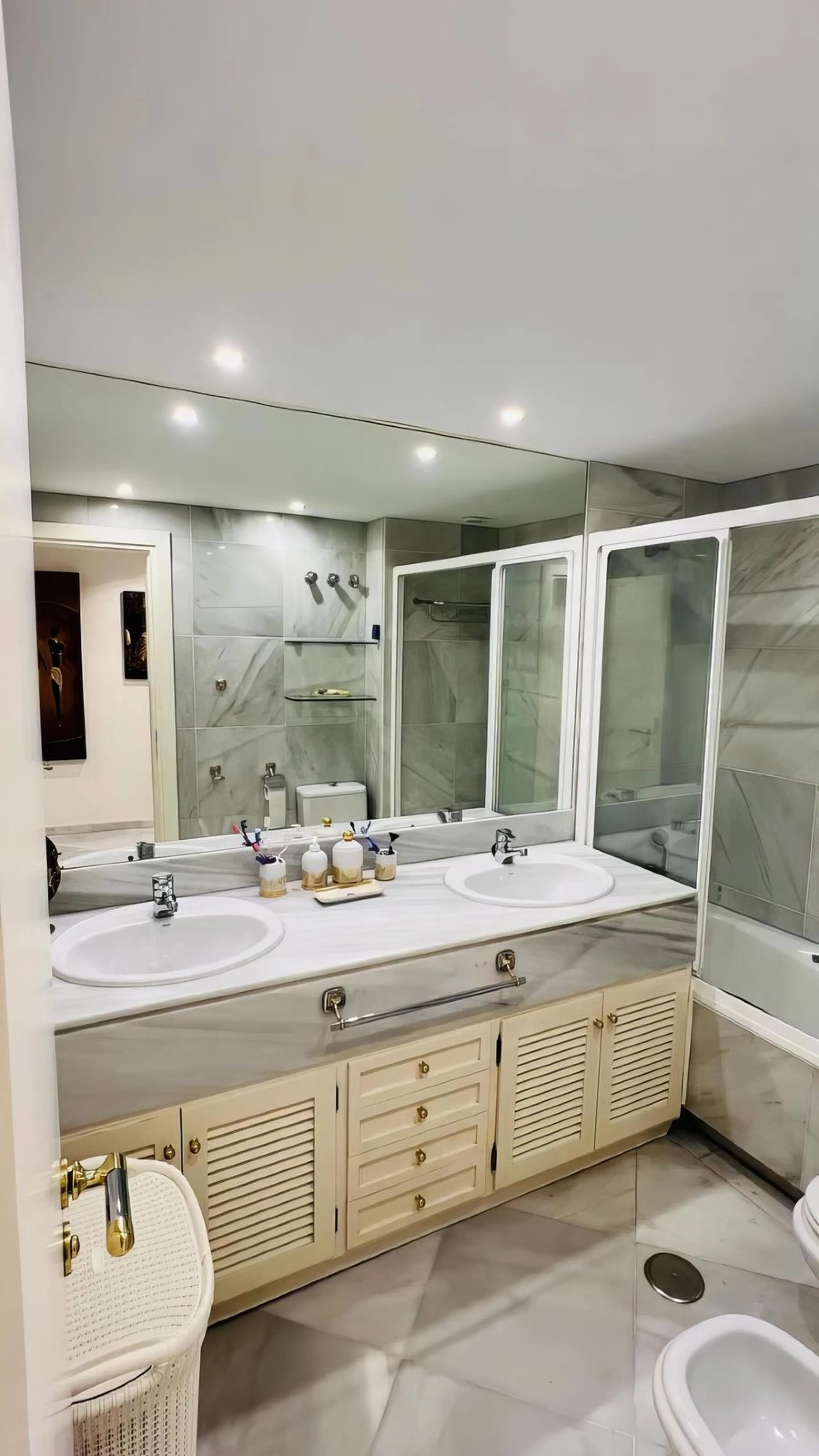 OPPORTUNITY: Beach side 3 bed luxury apartment, Marbella Golden Mile.