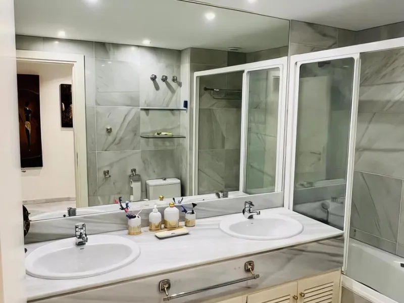 OPPORTUNITY: Beach side 3 bed luxury apartment, Marbella Golden Mile.