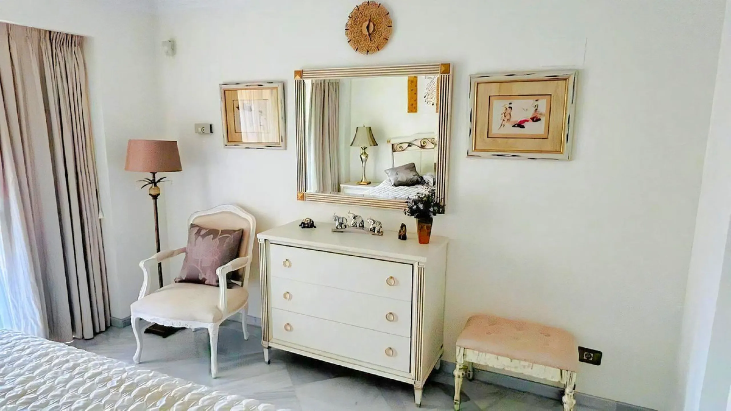 OPPORTUNITY: Beach side 3 bed luxury apartment, Marbella Golden Mile.