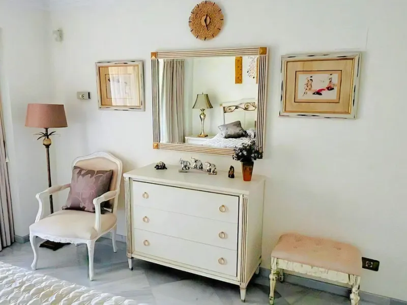 OPPORTUNITY: Beach side 3 bed luxury apartment, Marbella Golden Mile.