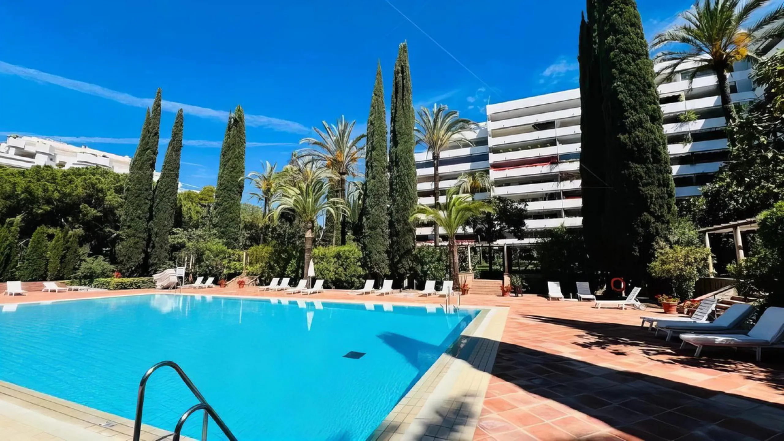 OPPORTUNITY: Beach side 3 bed luxury apartment, Marbella Golden Mile.