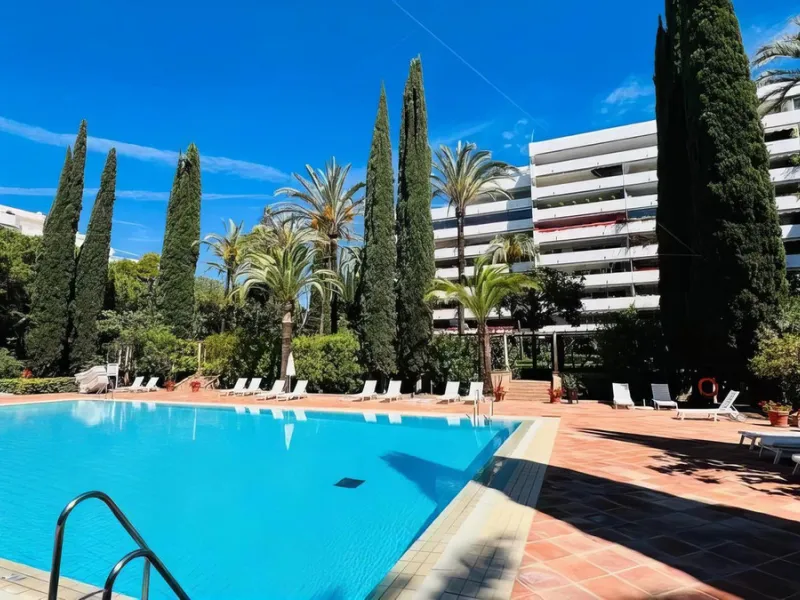 OPPORTUNITY: Beach side 3 bed luxury apartment, Marbella Golden Mile.