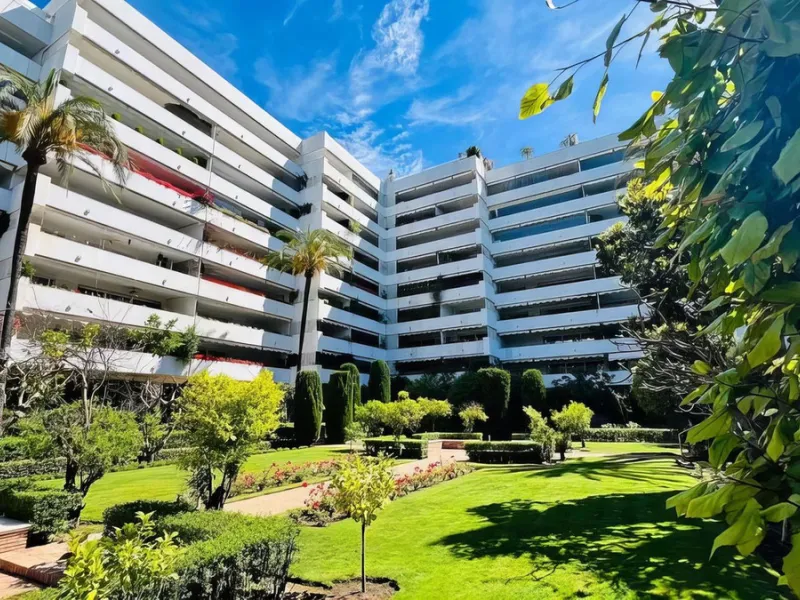 OPPORTUNITY: Beach side 3 bed luxury apartment, Marbella Golden Mile.