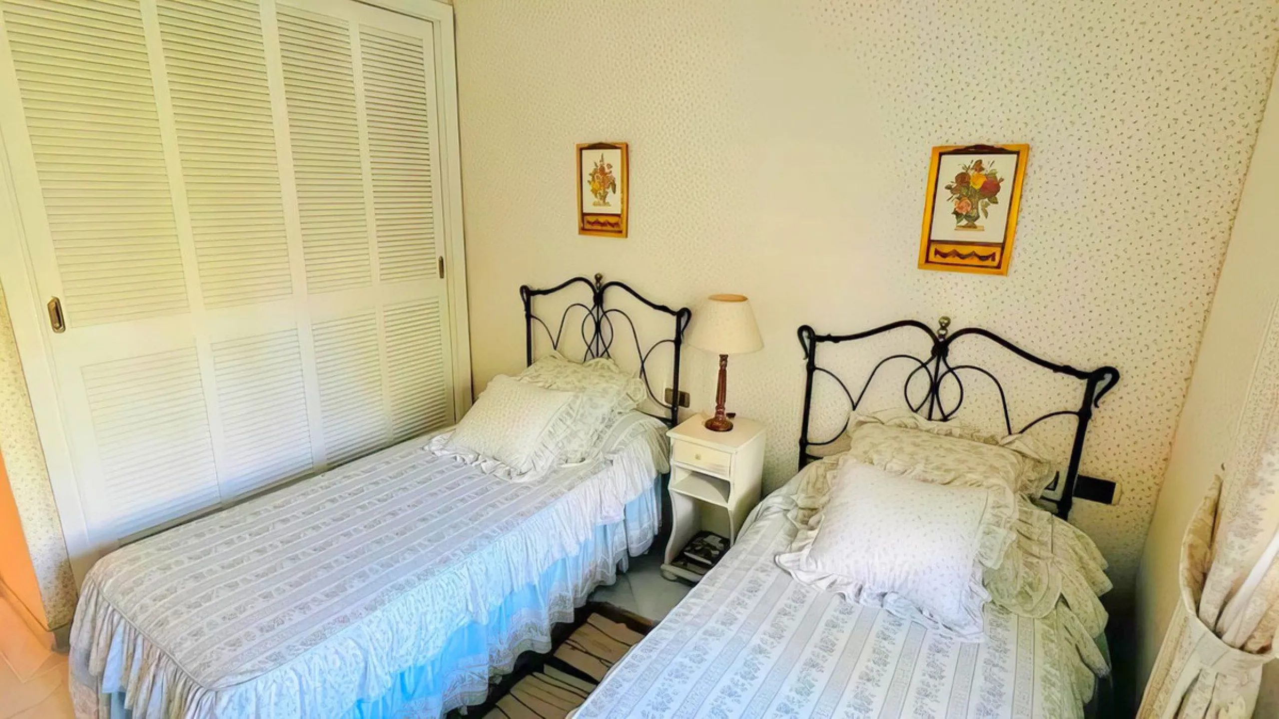 OPPORTUNITY: Beach side 3 bed luxury apartment, Marbella Golden Mile.