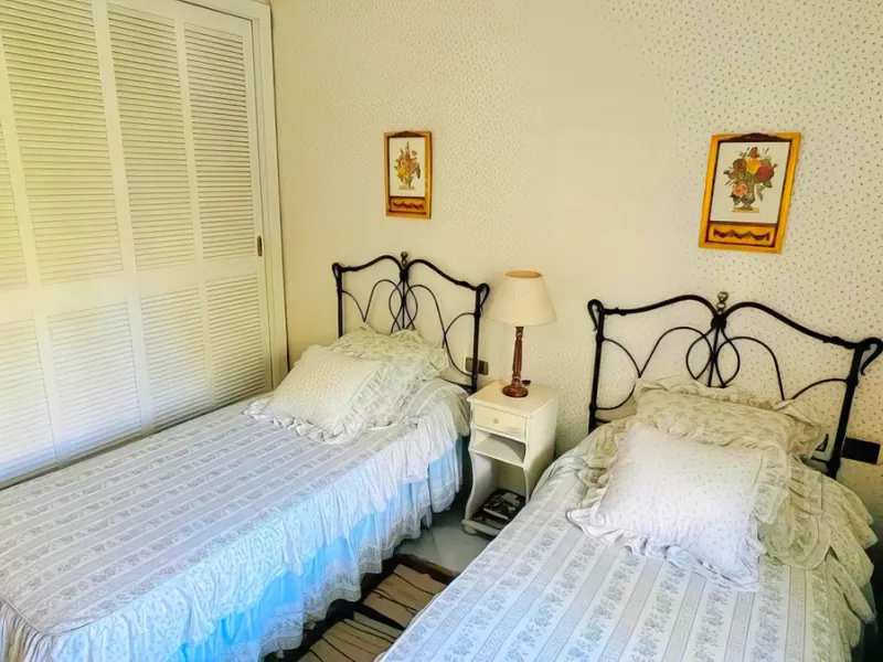 OPPORTUNITY: Beach side 3 bed luxury apartment, Marbella Golden Mile.