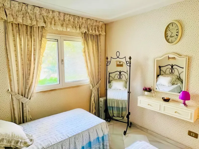 OPPORTUNITY: Beach side 3 bed luxury apartment, Marbella Golden Mile.