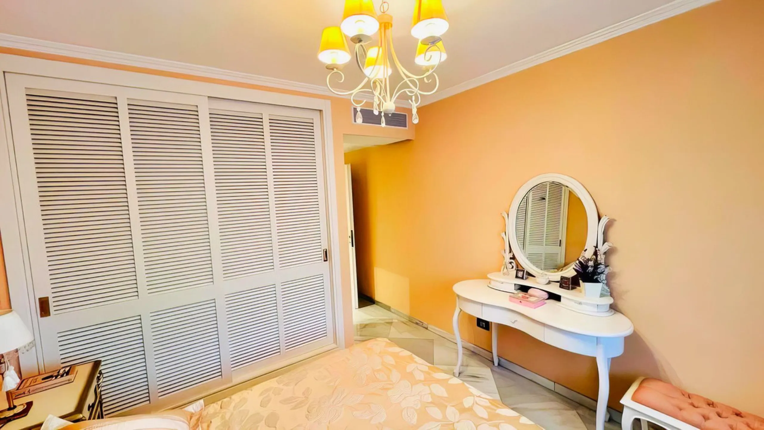 OPPORTUNITY: Beach side 3 bed luxury apartment, Marbella Golden Mile.