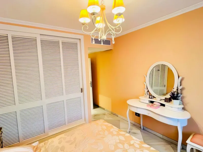 OPPORTUNITY: Beach side 3 bed luxury apartment, Marbella Golden Mile.