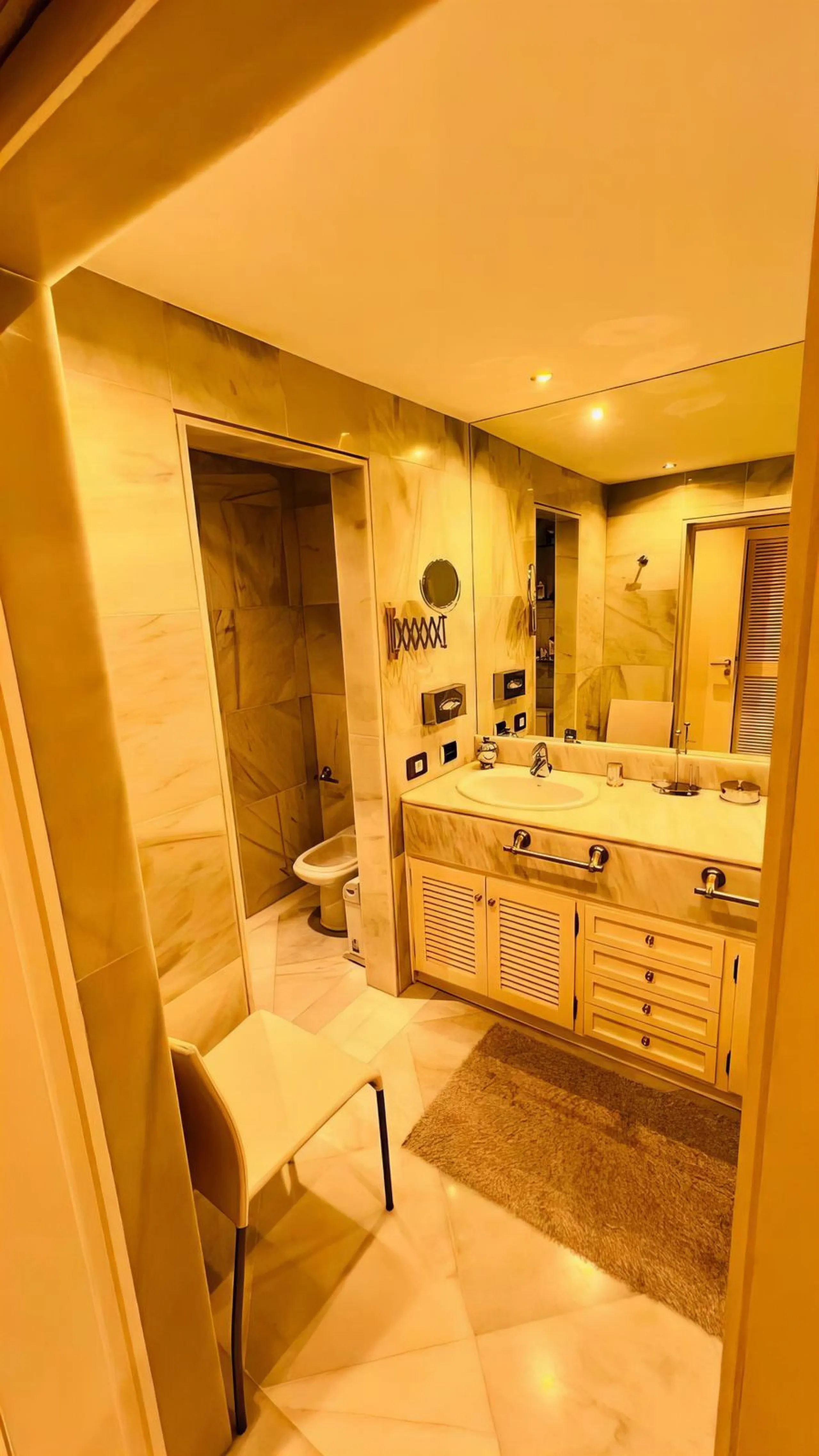 OPPORTUNITY: Beach side 3 bed luxury apartment, Marbella Golden Mile.
