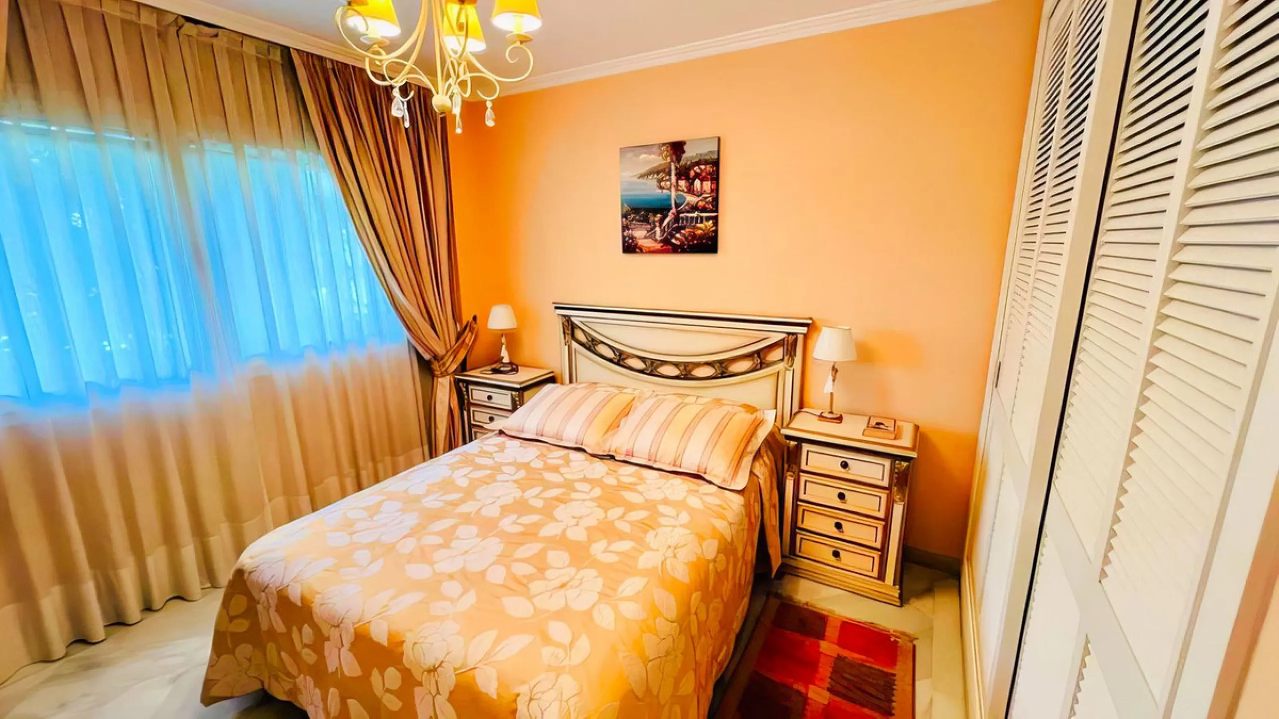 OPPORTUNITY: Beach side 3 bed luxury apartment, Marbella Golden Mile.