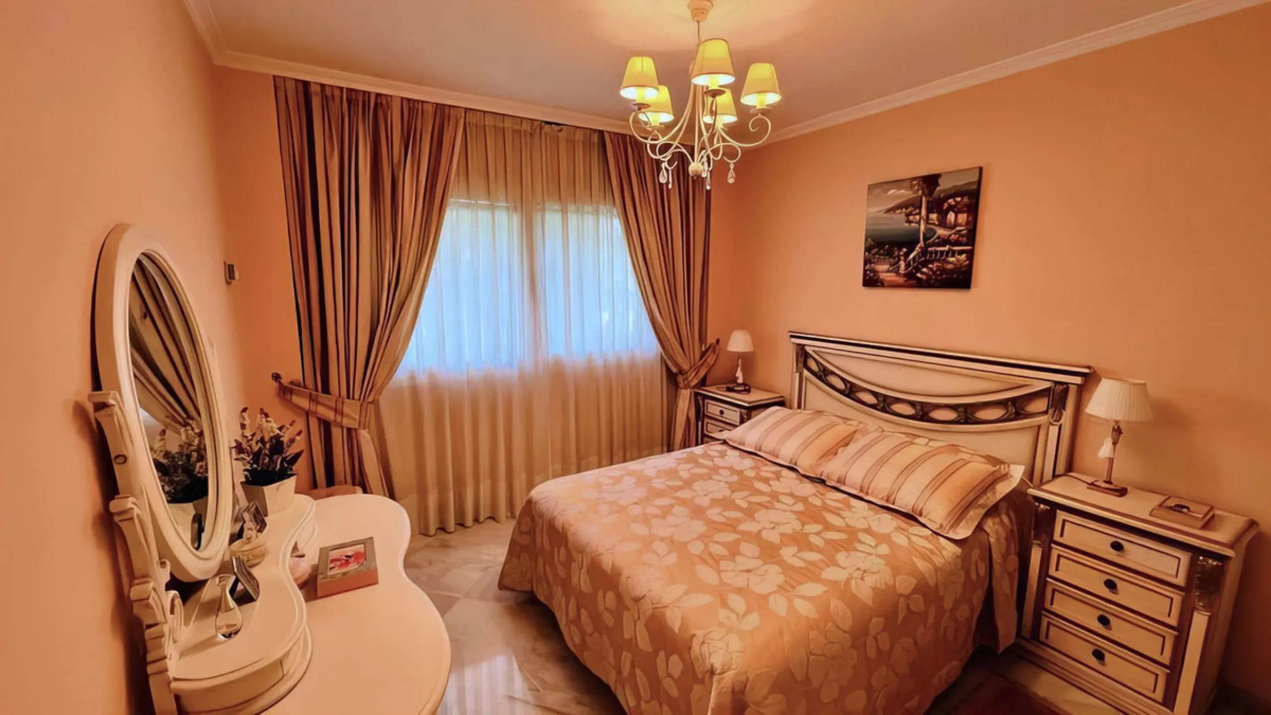 OPPORTUNITY: Beach side 3 bed luxury apartment, Marbella Golden Mile.
