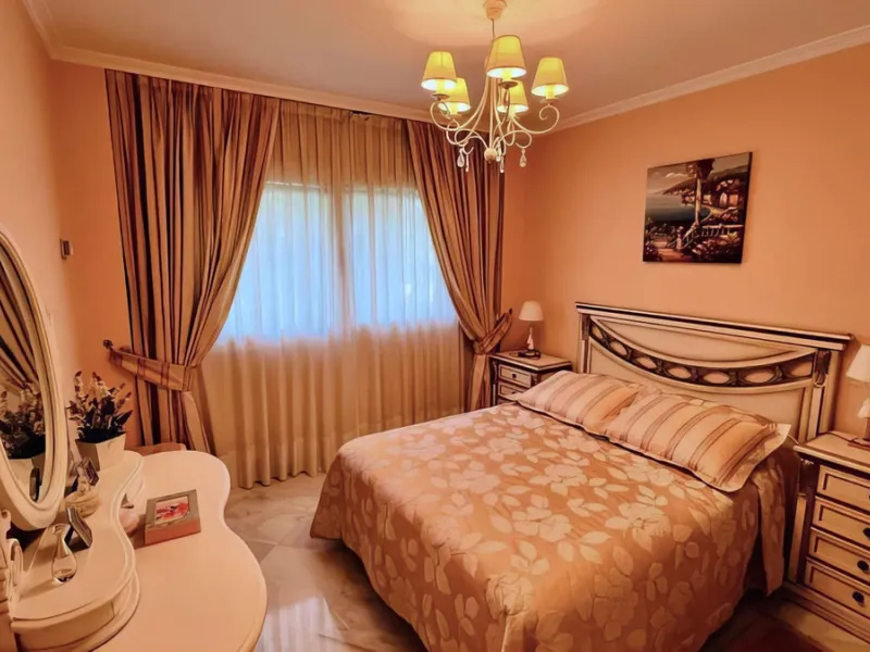 OPPORTUNITY: Beach side 3 bed luxury apartment, Marbella Golden Mile.