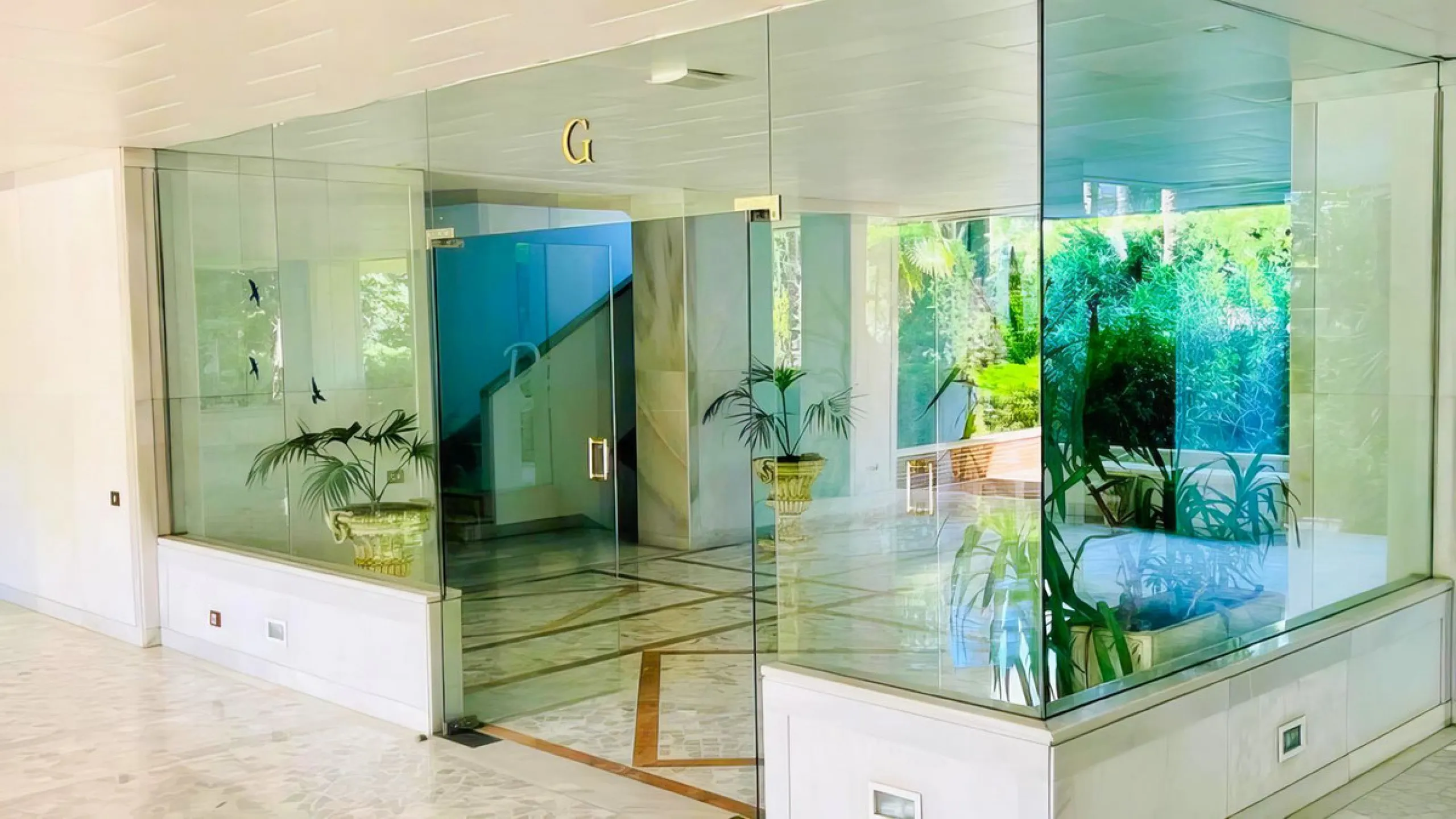 OPPORTUNITY: Beach side 3 bed luxury apartment, Marbella Golden Mile.