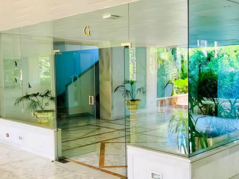 OPPORTUNITY: Beach side 3 bed luxury apartment, Marbella Golden Mile.