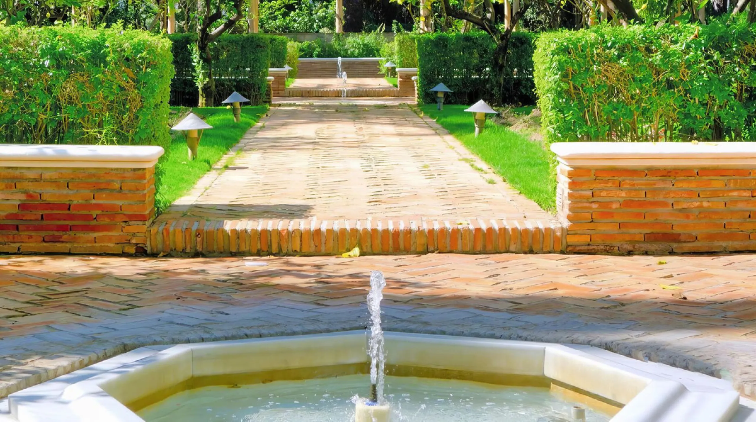 OPPORTUNITY: Beach side 3 bed luxury apartment, Marbella Golden Mile.