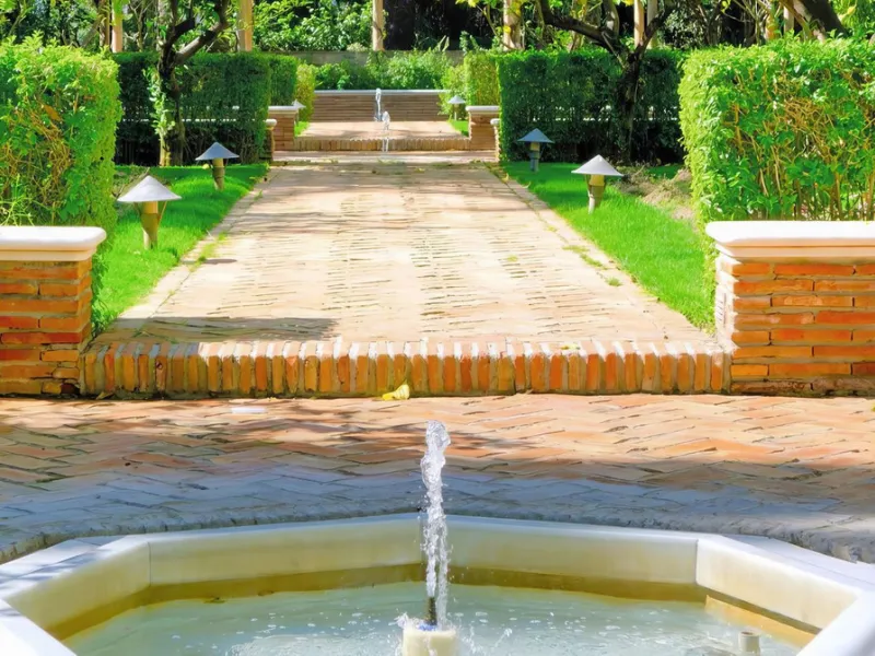 OPPORTUNITY: Beach side 3 bed luxury apartment, Marbella Golden Mile.