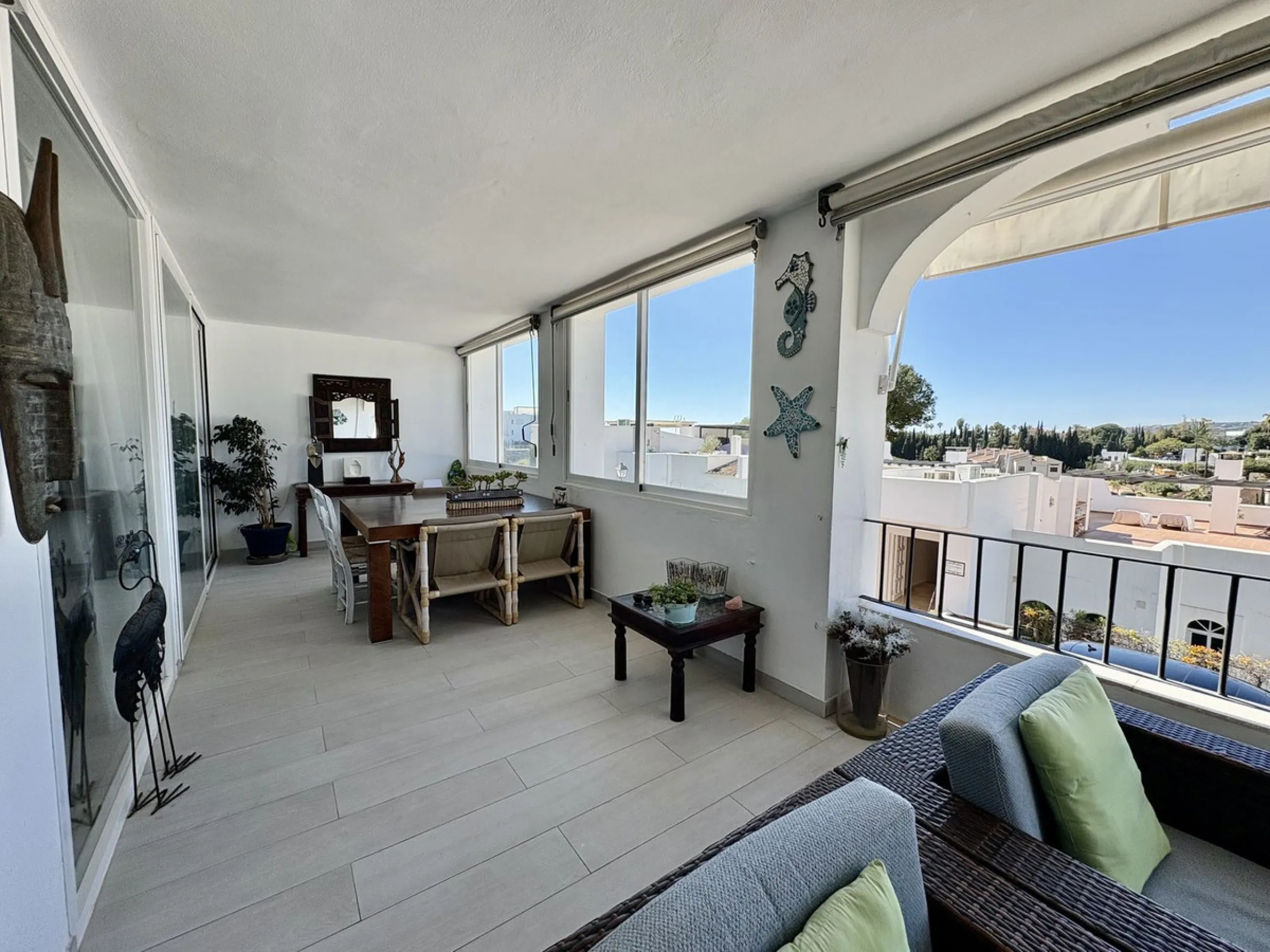 Modern and spacious apartment for sale in the sought after community of Balcones de la Quinta. The apartment has been beautifully renovated and is presented immaculately as a 2 bedroom 2 bathroom apartment but could easily be converted into 3 bedrooms giv