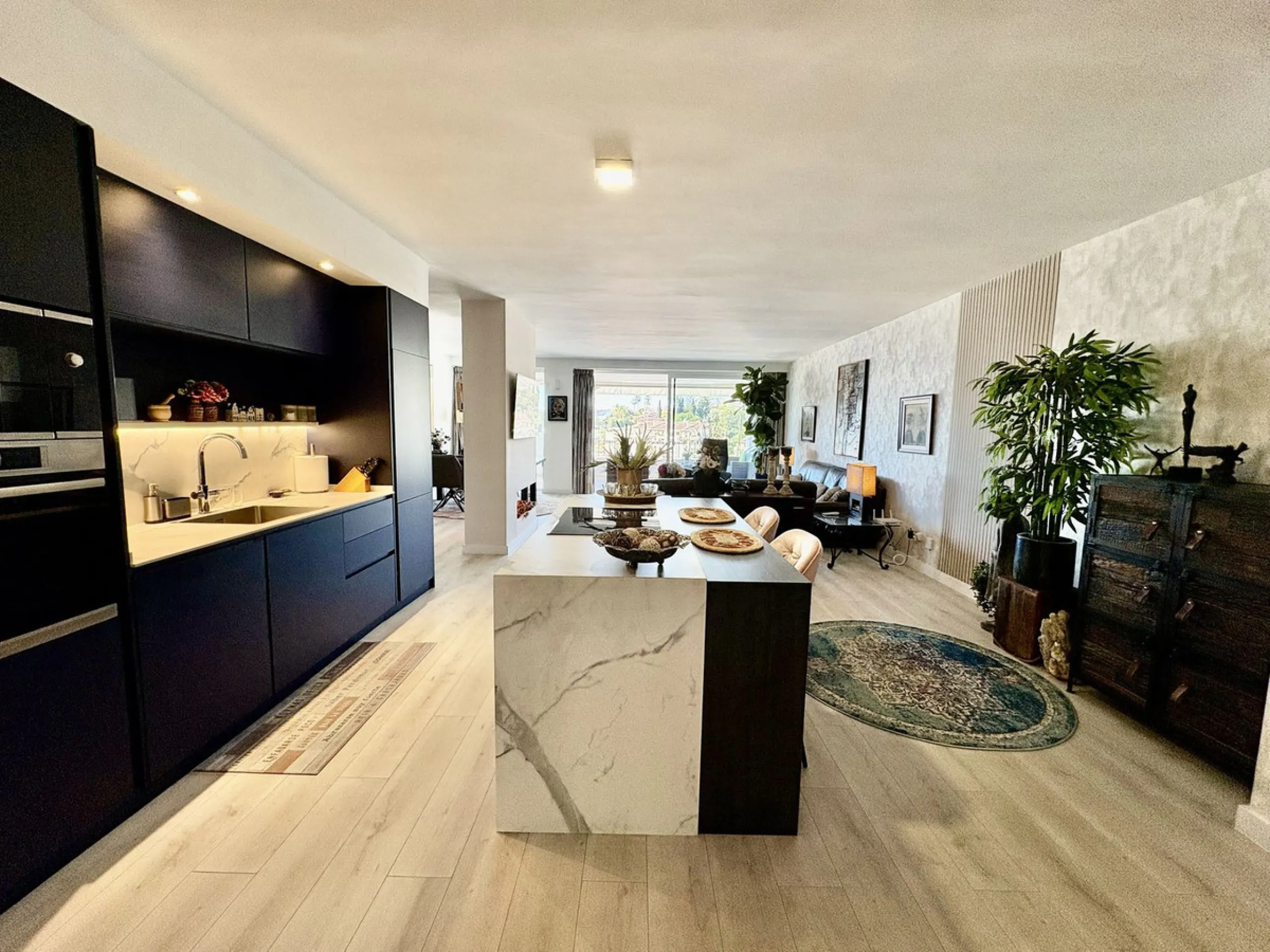 Modern and spacious apartment for sale in the sought after community of Balcones de la Quinta. The apartment has been beautifully renovated and is presented immaculately as a 2 bedroom 2 bathroom apartment but could easily be converted into 3 bedrooms giv